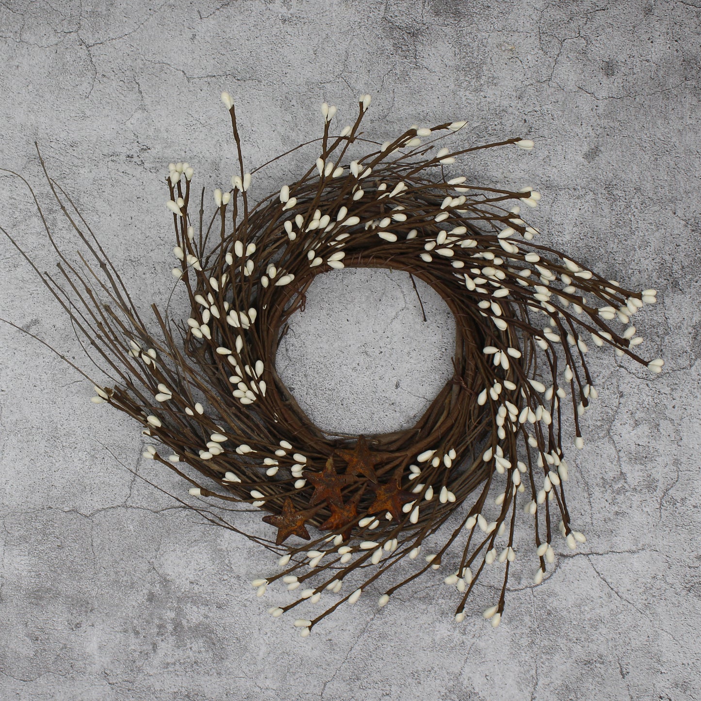 CVHOMEDECO. Primitives Rustic Pip Berries and Twig with Rusty Barn Stars Wreath, 10 Inch, Ivory