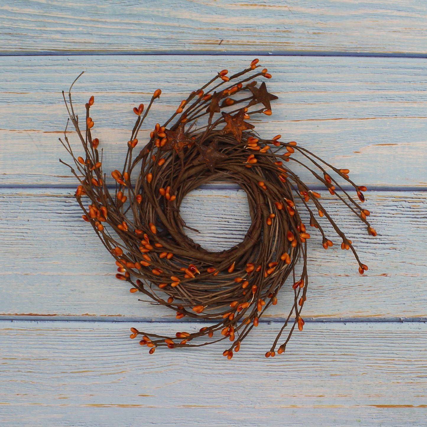 CVHOMEDECO. Primitives Rustic Pip Berries and Twig with Rusty Barn Stars Wreath, 7 Inch, Gold