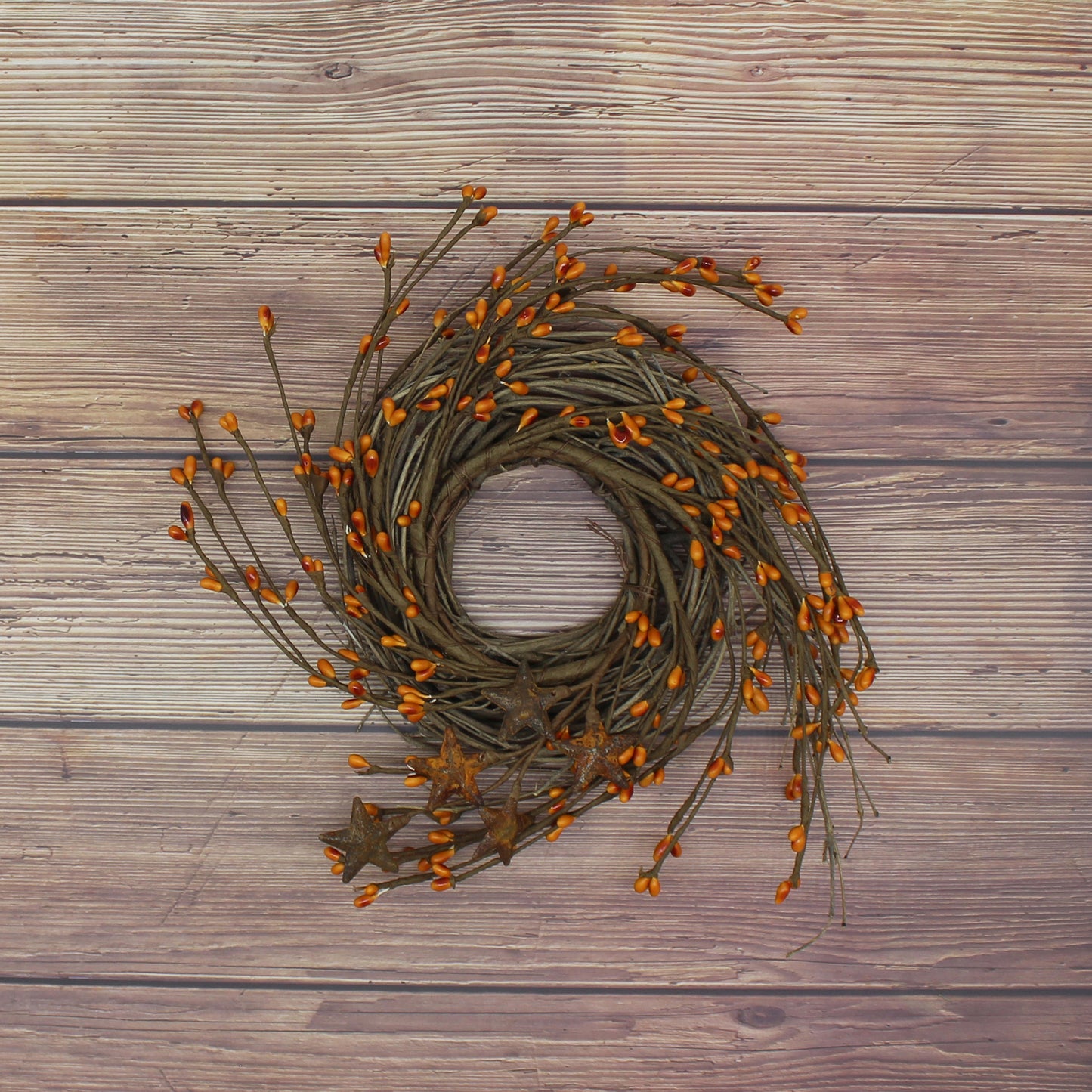 CVHOMEDECO. Primitives Rustic Pip Berries and Twig with Rusty Barn Stars Wreath, 7 Inch, Gold