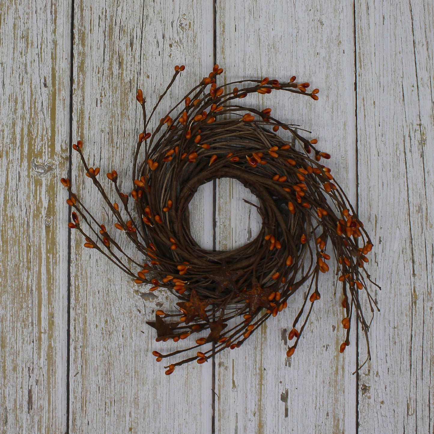 CVHOMEDECO. Primitives Rustic Pip Berries and Twig with Rusty Barn Stars Wreath, 7 Inch, Gold