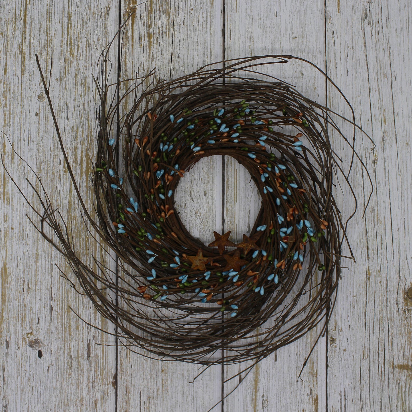 CVHOMEDECO. Primitives Rustic Pip Berries and Twig with Rusty Barn Stars Wreath, 10 Inch, Country Mix